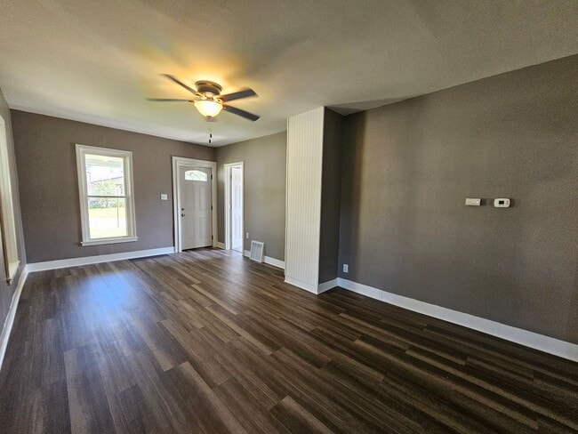 Building Photo - SW 3 Bedroom 1 bath, Newly updated, Large ...