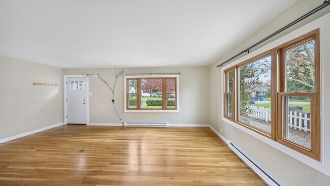 Building Photo - 2 Bed 1 Bath - Pet per Approval - NAS Whidbey