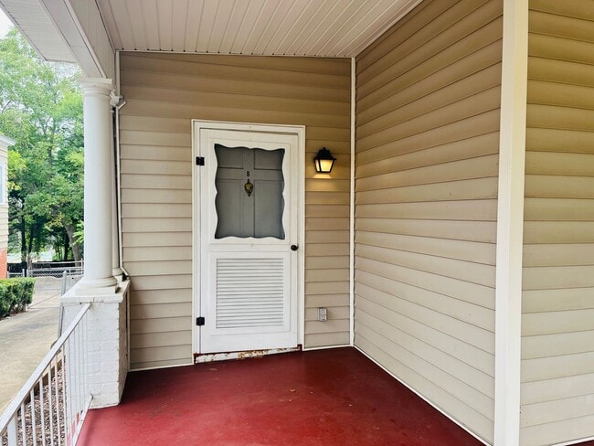 Building Photo - 606 Broad St