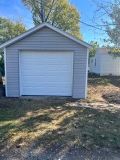 Garage - 1686 E Kossuth St