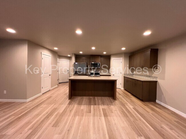 Foto del edificio - Spacious Townhome in Central Vancouver Location!