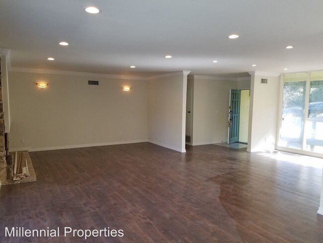 Building Photo - 9515 Crystal View Dr
