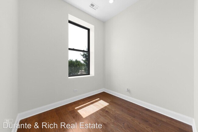 Foto del edificio - 3912 W Congress Pkwy