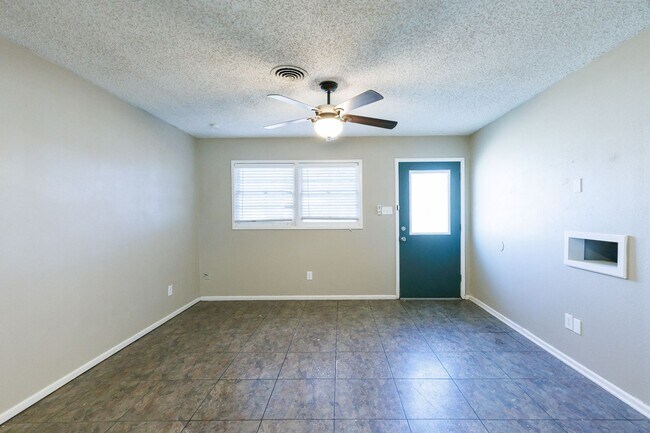 Foto del edificio - Wonderful 3 Bedroom, 1 bathroom in Central...
