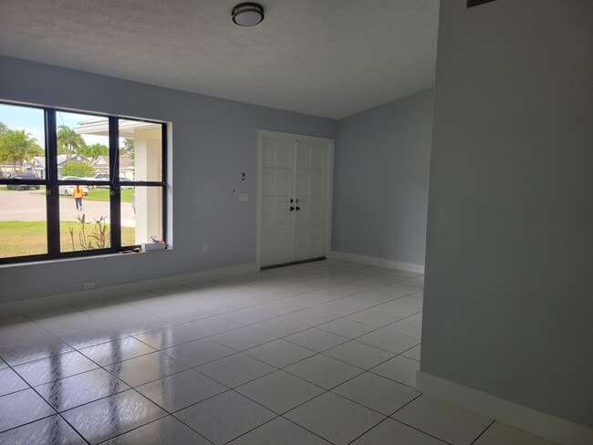 Building Photo - 2050 SE Camilo St
