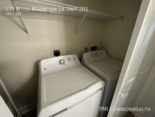 Building Photo - 2 Bed / 2 Bath Apartment (Available Now)