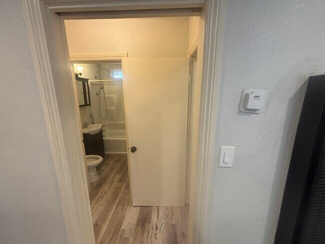 Foto del edificio - 8837 S Hoover St