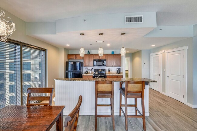 Foto del edificio - 15100 Front Beach Rd