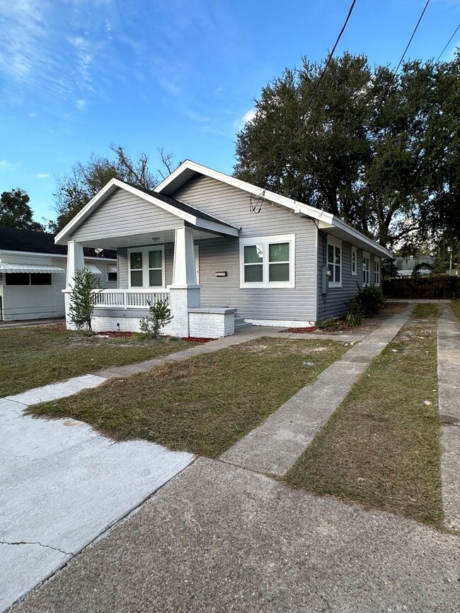 Building Photo - Charming Renovated Cottage Home -North Jac...