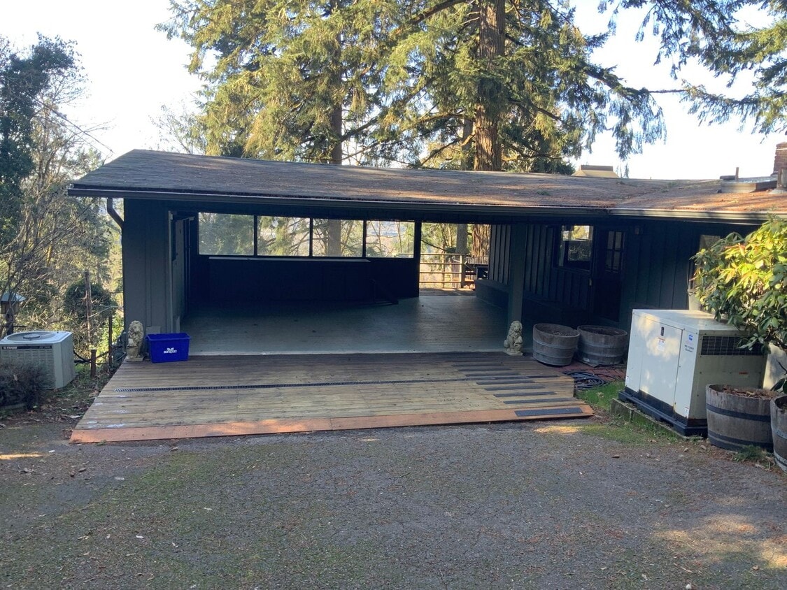 Primary Photo - 3 Bedroom House in Hendrick's Park Area