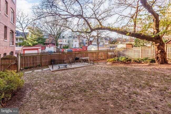 Foto del edificio - 3314 Mount Pleasant St NW