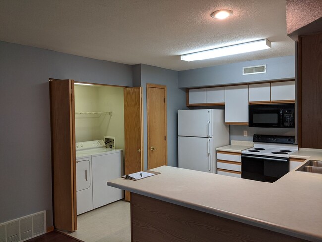 Foto del edificio - 2-bedroom, 1-bath condo on Holiday Rd