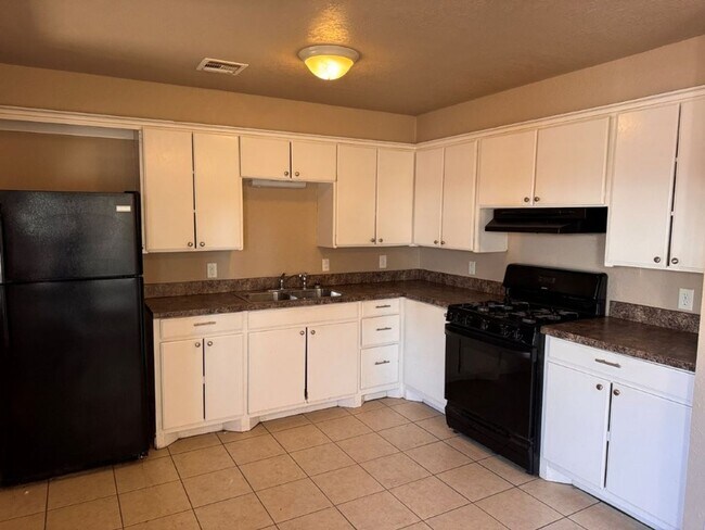 Foto del edificio - 3 bed, 1 and a 1/2 bath , one car garage! New paint, updates throughout and ready for move in!