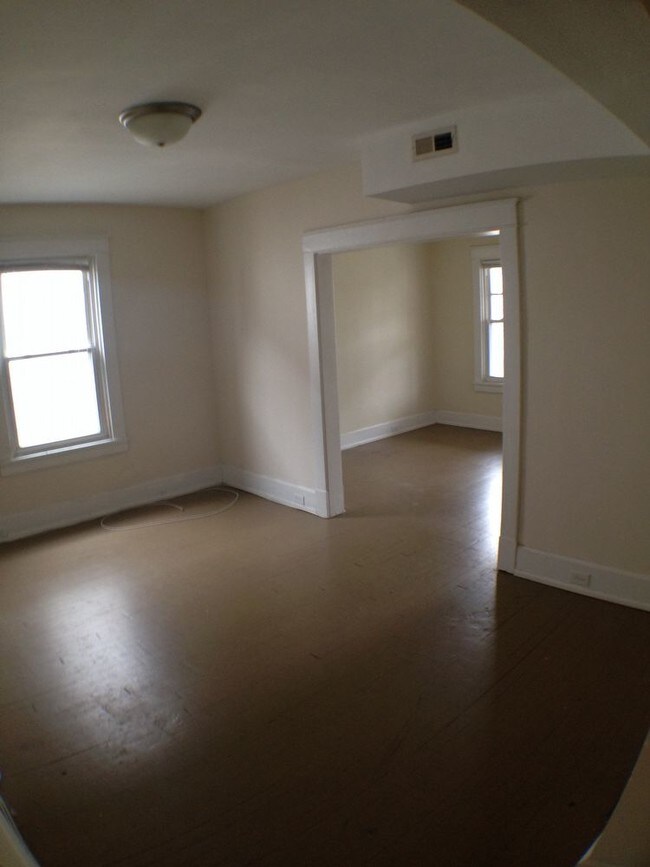 Building Photo - Duplex 2 Bedroom 1 Bath- Amazing deal