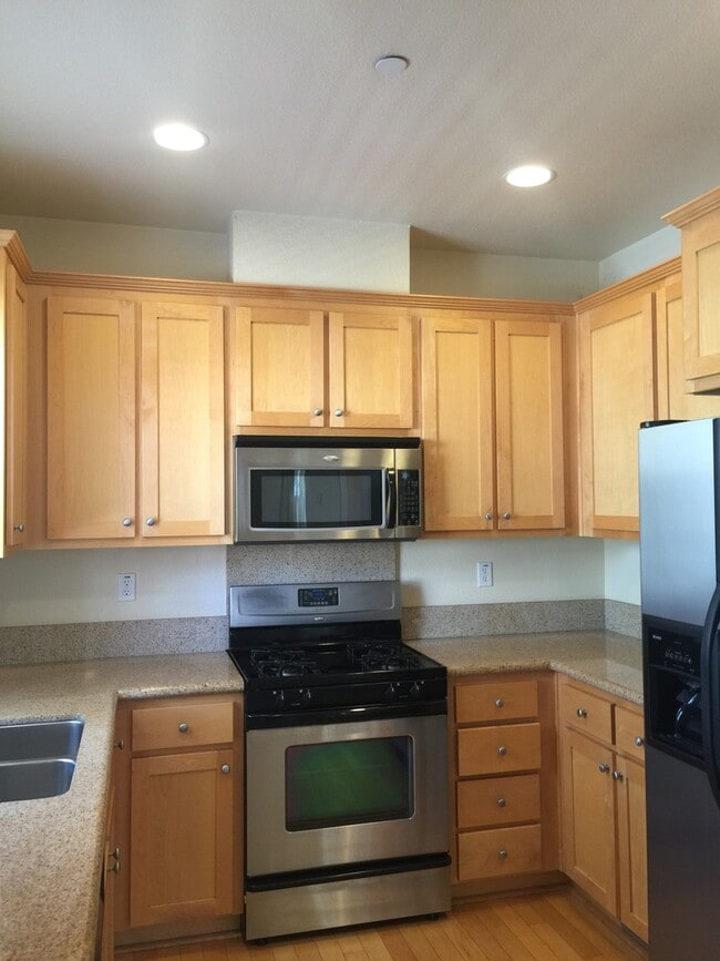 Building Photo - Lovely 3 bed, 3 bath End Unit, 2 car garage