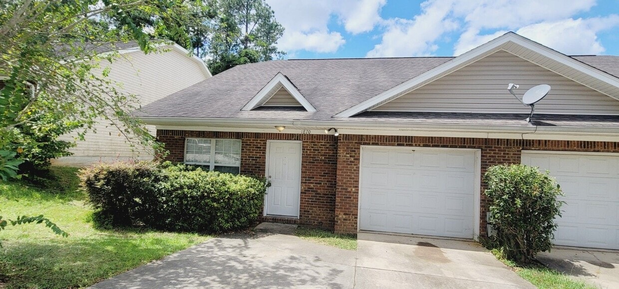 Primary Photo - LOVELY 3/3 w/ Washer/Dryer, Vaulted Ceilin...