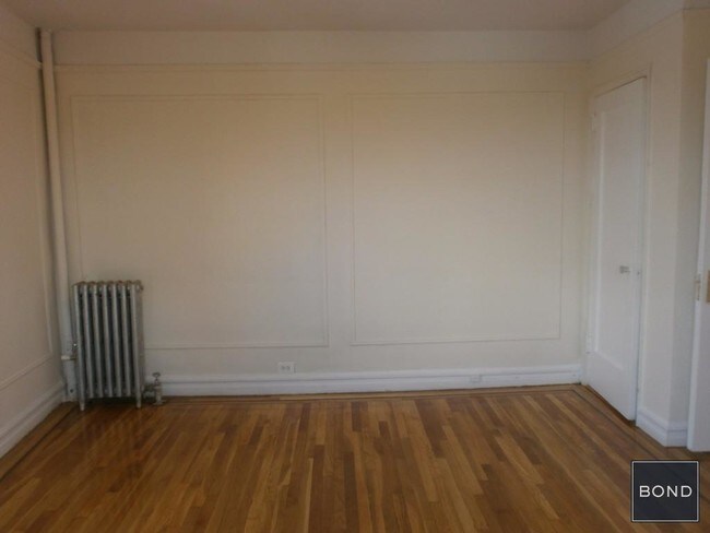 Building Photo - 660 E 242nd St