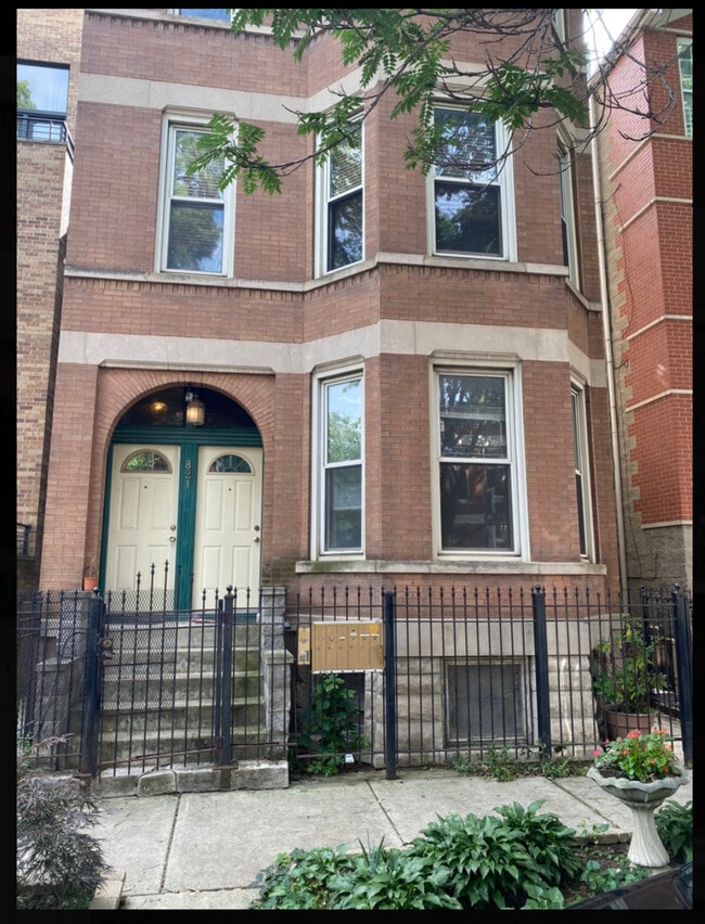 Building Photo - 821 N Hermitage Ave