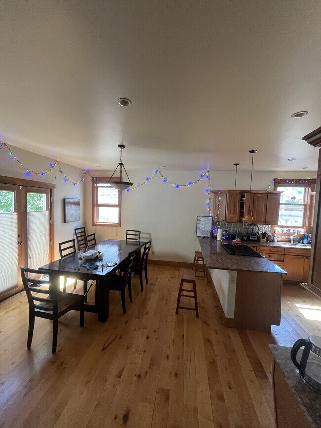 Foto del edificio - Shared living – Private room and bathroom in downtown Carbondale home