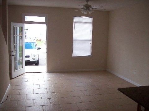 Building Photo - 3 bdrm 3 bath just off Beach Blvd
