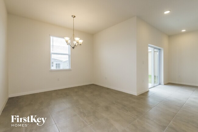 Foto del edificio - 527 Crown Rose Dr