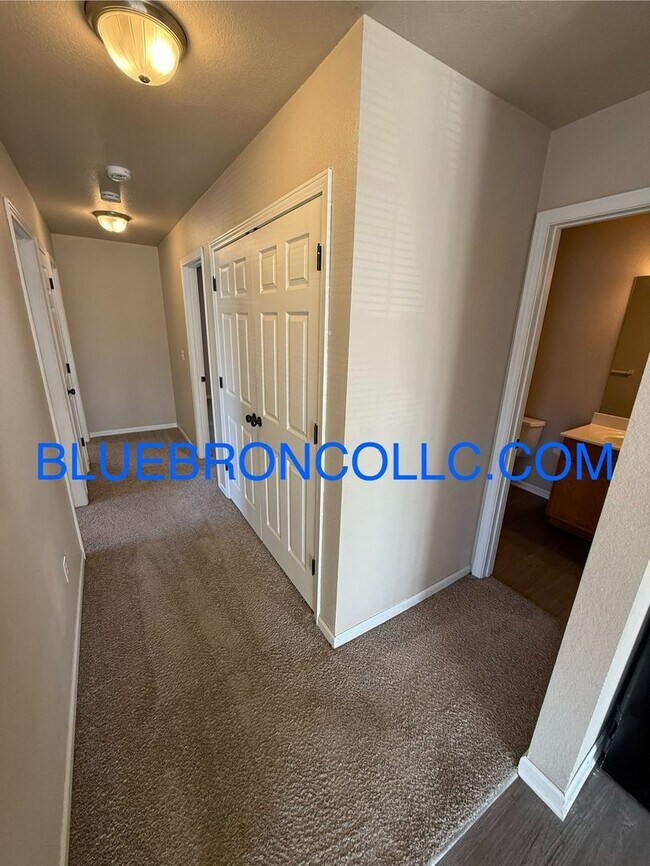 Foto del edificio - 117-121 SE Rock Garden Ln