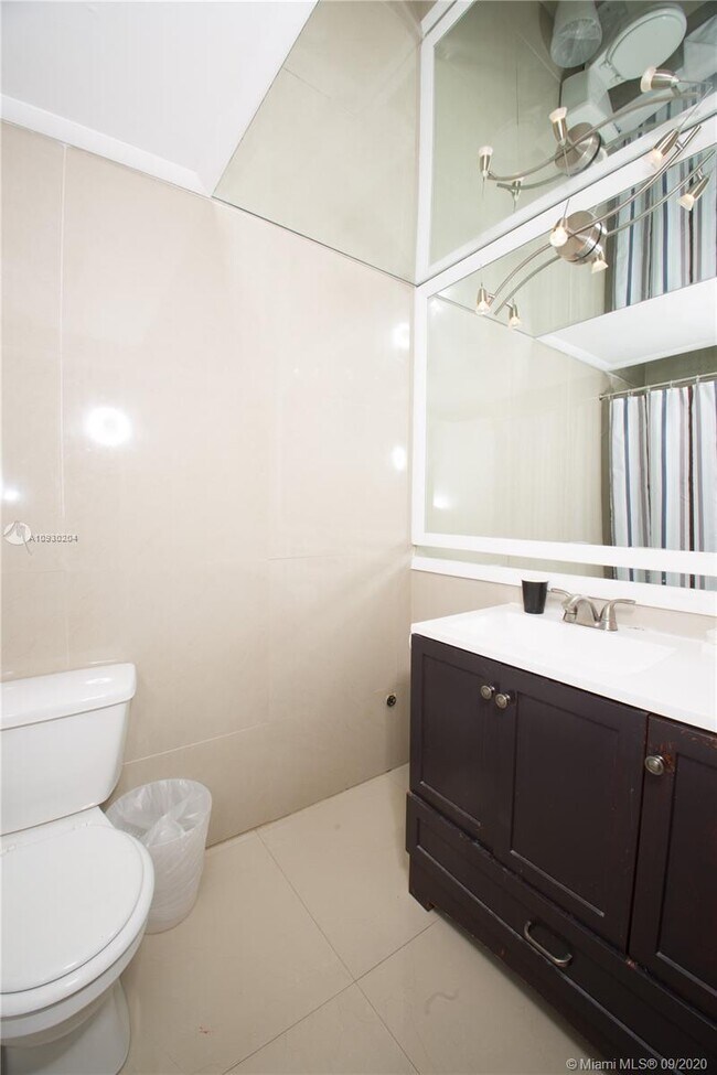 Building Photo - 5445  Collins Ave 525 Miami Beach Fl 33140