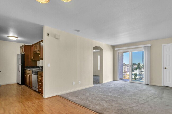 Building Photo - Available now! Great 2/1 condo close to SD...