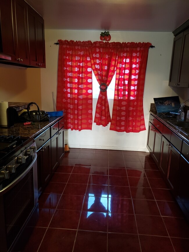 Cocina - 13508 Doty Ave