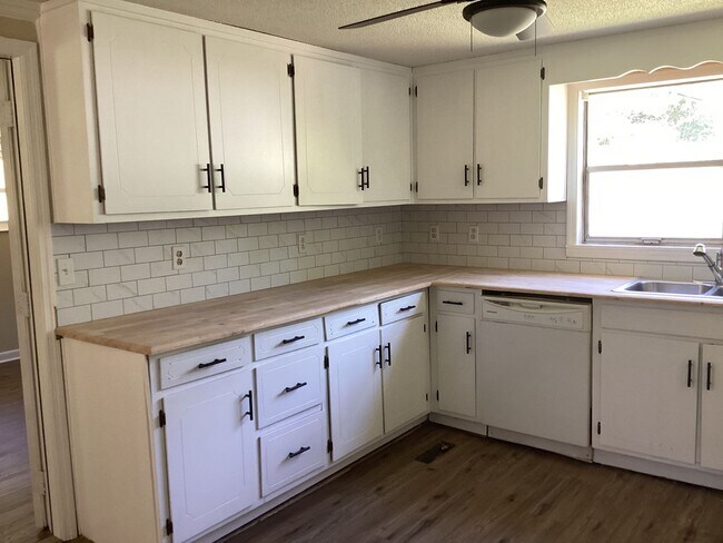 Building Photo - 3 Bdrm Home In Harrison