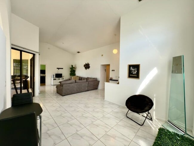 Foto del edificio - 8491 Heather Pl