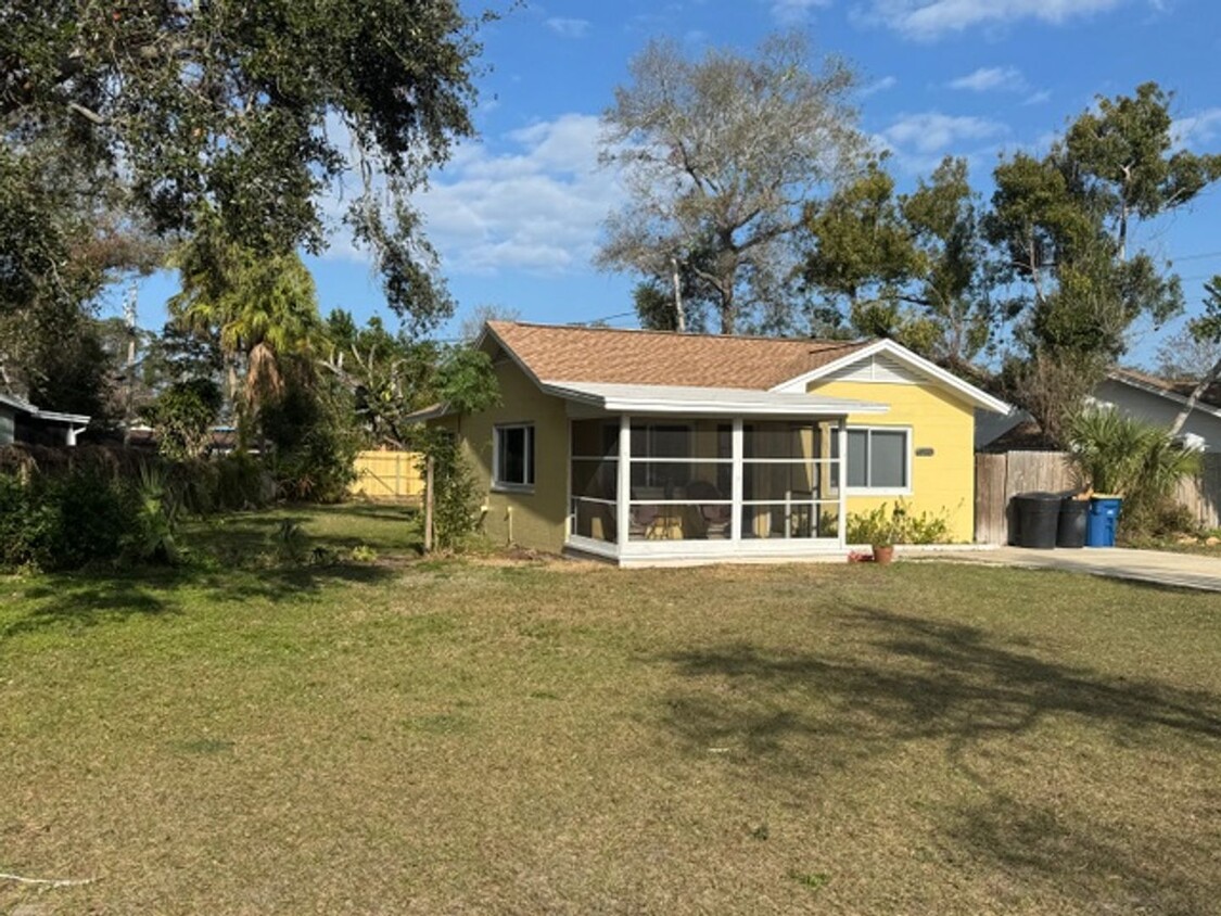 Primary Photo - 2/1 home in Clearwater - Check this out!