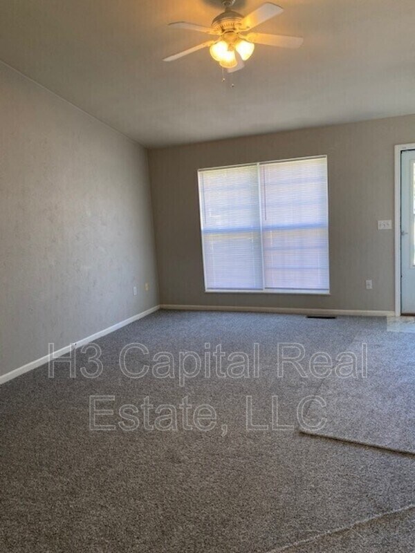 Building Photo - 631 Donna Dr