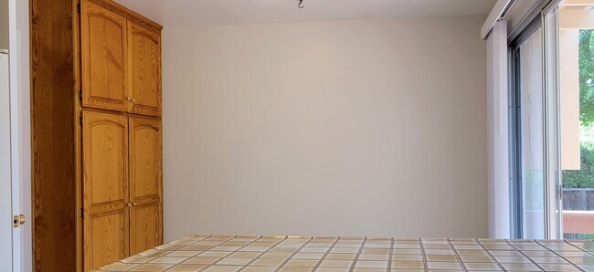 Foto del edificio - Large Landscaped Backyard! Fruit Trees- Fresh Interior Paint- Fresh Exterior paint- New Roof Comi...
