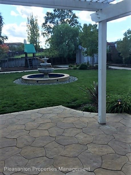 Foto del edificio - 1081 Sunset Creek Ln