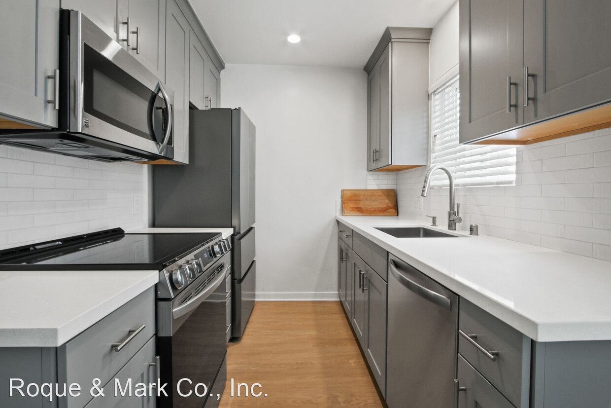 Primary Photo - 1 br, 1 bath Apartment - 117 Strand Street...