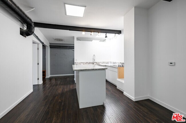 Foto del edificio - 13347 Washington Blvd