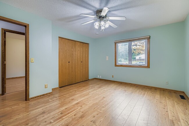 Building Photo - 815 Lakeview Dr