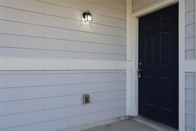 Building Photo - 14083 Lake Trout Dr