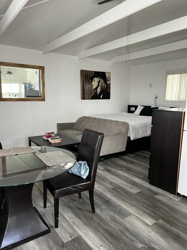 Building Photo - 340 1/2 Rennie Ave