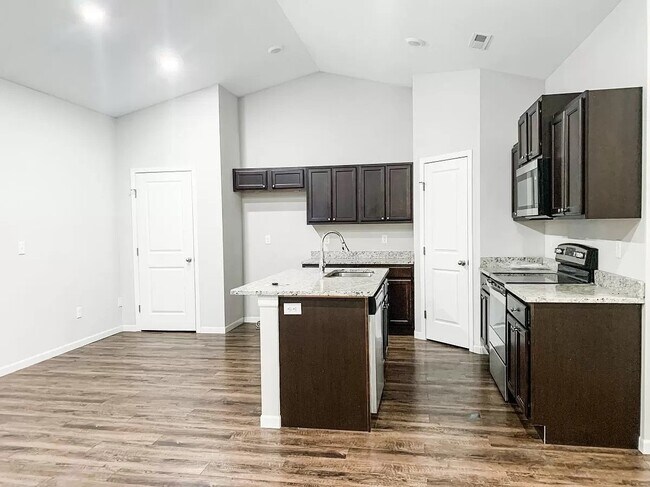 Building Photo - Beautiful 3 Bedroom, 2 Bathroom home locat...