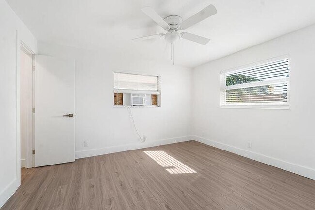 Foto del edificio - 4317 Birdwood St