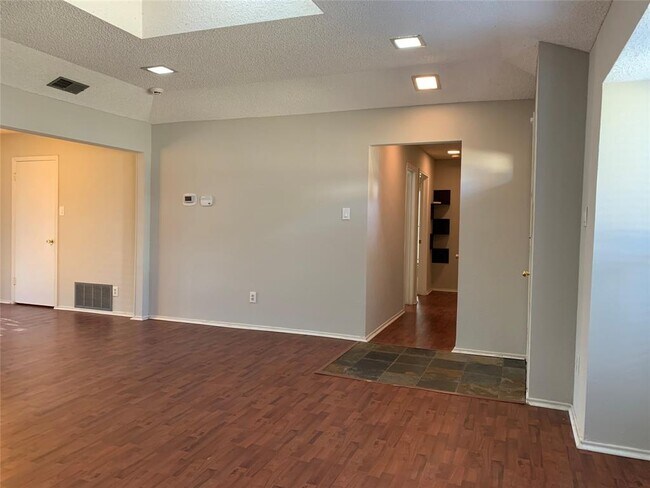 Building Photo - 2706 Oak Trail