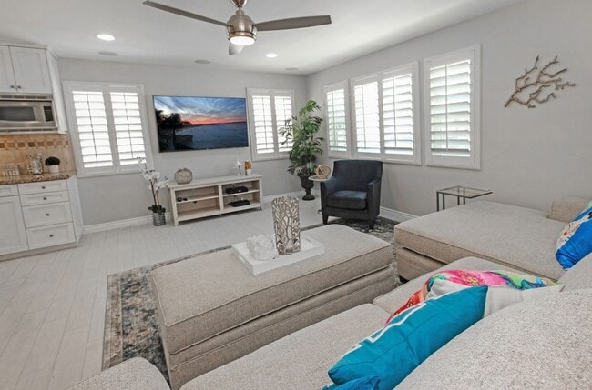 Building Photo - Upgraded 2 BD/ 2 BA on Newport Beach Penin...