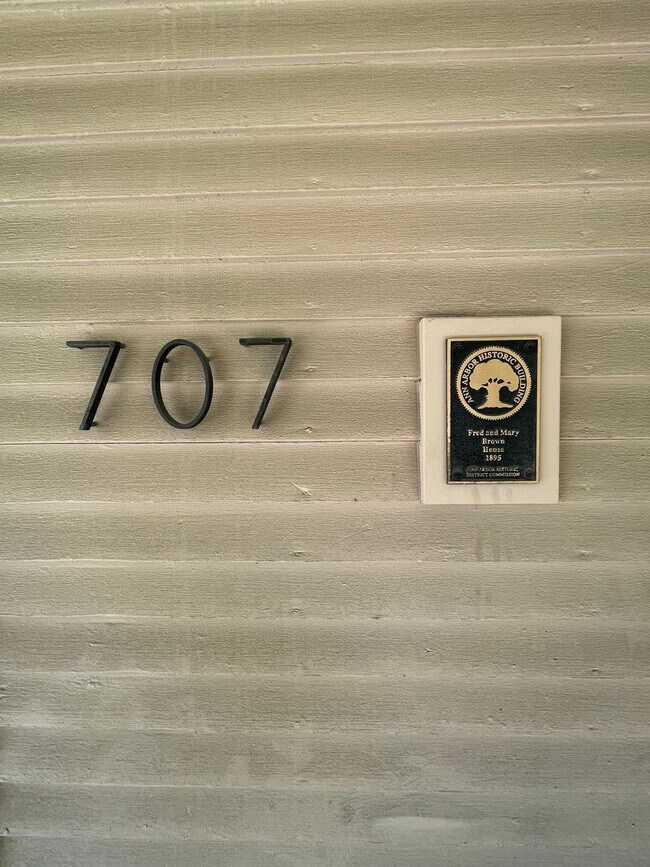 Foto del edificio - 0707 Miller Ave