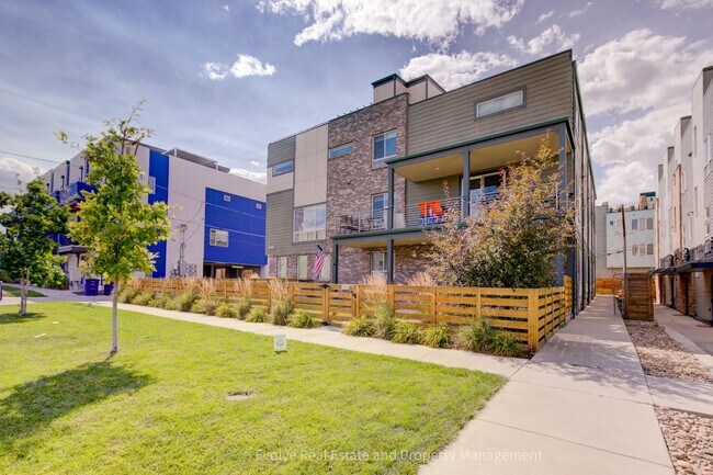 Foto del edificio - Evolve Real Estate: Gourgeous Townhome Nea...