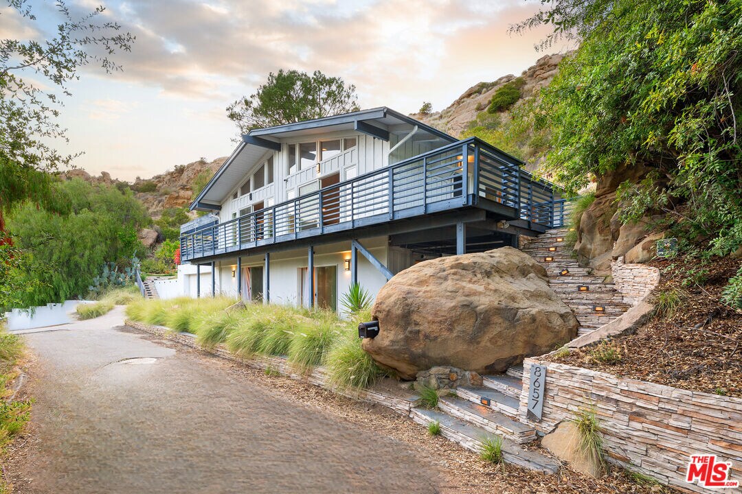 Foto principal - 8657 Valley Flores Dr