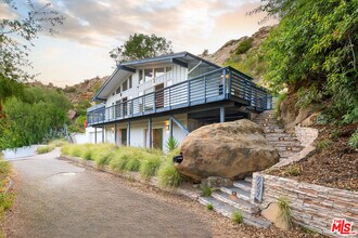 Building Photo - 8657 Valley Flores Dr
