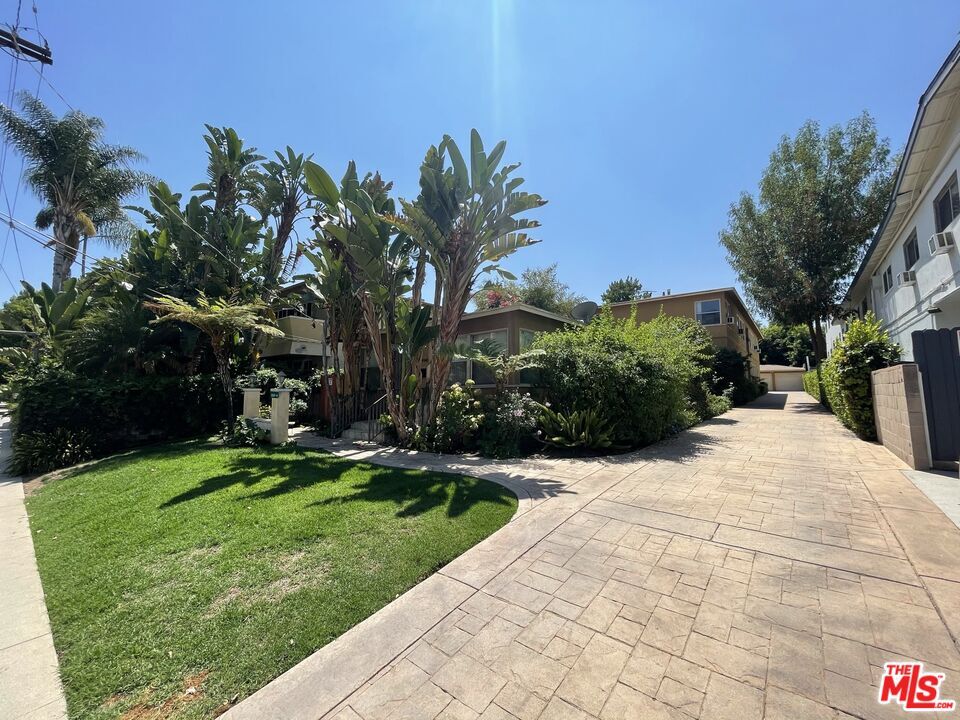 Foto principal - 14940 Dickens St