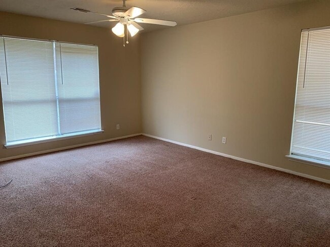 Building Photo - 1006 Poppets Way
